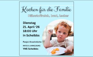 ein Kind, dass mit der Gabel in der Hand vor seinem Teller mit Karotten sitzt und dabei ist, gerade eine weitere Karotte aufzuspießen.