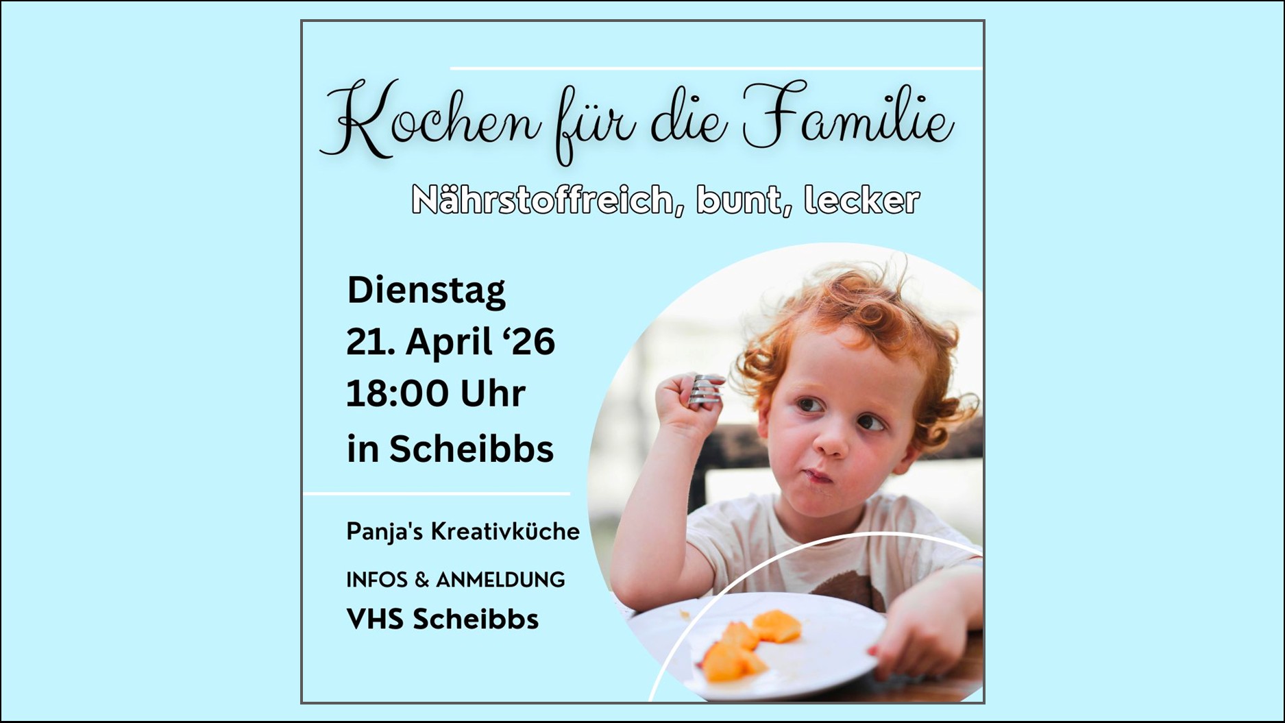 ein Kind, dass mit der Gabel in der Hand vor seinem Teller mit Karotten sitzt und dabei ist, gerade eine weitere Karotte aufzuspießen.